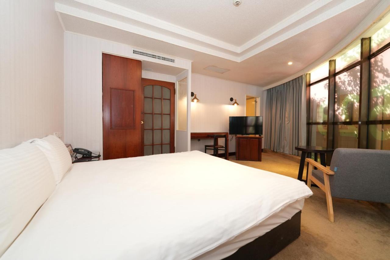 Meworld Hotel - Sanchong Taipei Extérieur photo