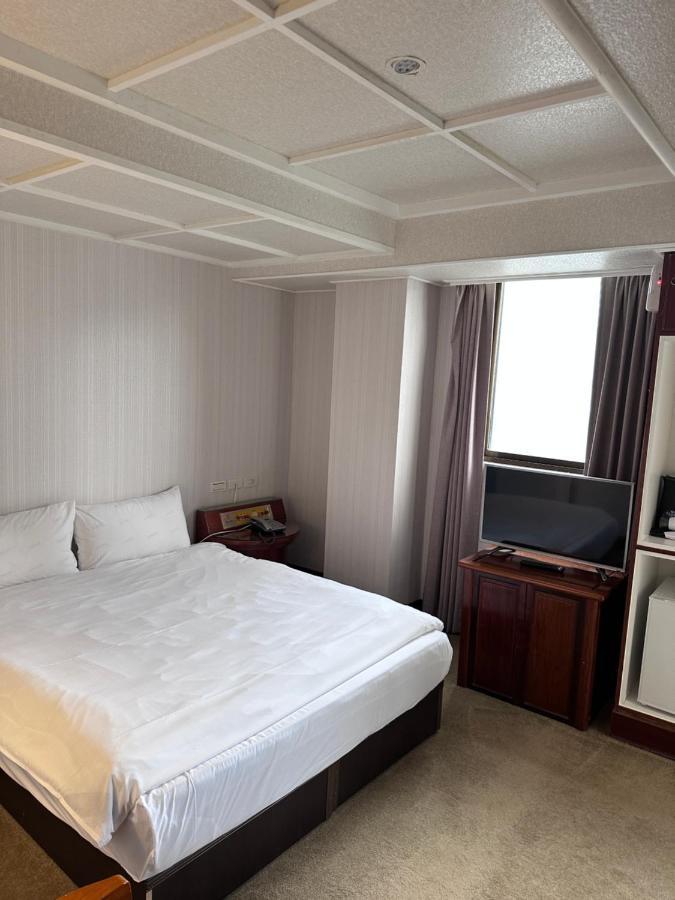 Meworld Hotel - Sanchong Taipei Extérieur photo