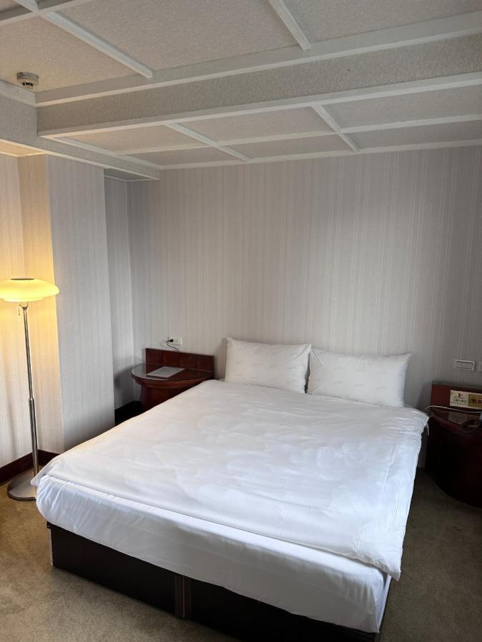 Meworld Hotel - Sanchong Taipei Extérieur photo